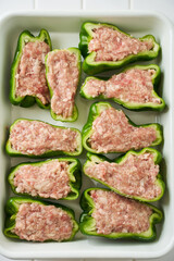 調理中のピーマンの肉詰め