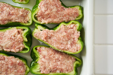 調理中のピーマンの肉詰め