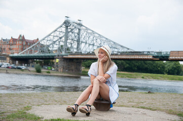 touristin tourist sitzt im sommer am blauen wunder elbe elnhang dresden blonde frau biergarten...