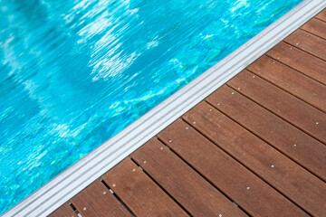 Plage de piscine bleue 