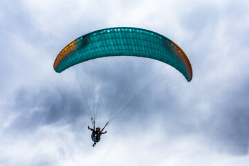 Parapente dans le ciel