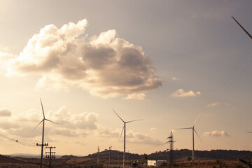 Obraz premium Wind turbine generate electricity with blue sky.