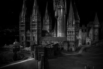 Naklejka premium Grayscale shot of the Hogwarts Castle in the Harry Potter Warner Bros Studio Tour