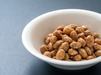 小鉢に入った大粒の納豆
