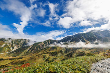 Fototapeta premium 初秋の富山県室堂の景色・黒部立山アルペンルート