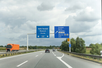 Autobahnschild - obrazy, fototapety, plakaty