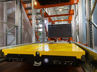 Warehouse robot on mezzanine. Warehouse robot for moving goods. Automated equipment to work on mezzanine. Warehouse rail robot. Storage fulfillment equipment. Automatic storage without people - obrazy, fototapety, plakaty