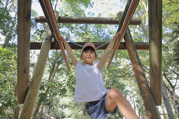 Obraz premium 雲梯で遊ぶ女子小学生 (7歳)