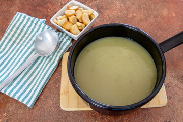 soupe aux légumes verts dans une casserole	