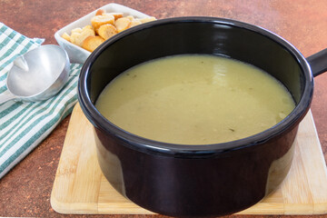 soupe aux légumes verts dans une casserole	