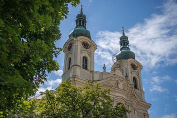Fototapeta na wymiar Kirche Karlsbad Sommer blauer Himmel