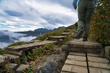 登山道を歩く人