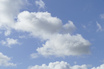 Fototapeta na wymiar Weisse Quellwolken, Blauer Himmel, Deutschland