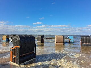 Strandkörbe bei Flut in Dangast, Nordsee	