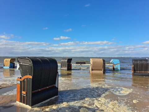 Strandk&ouml;rbe bei Flut in Dangast, Nordsee	