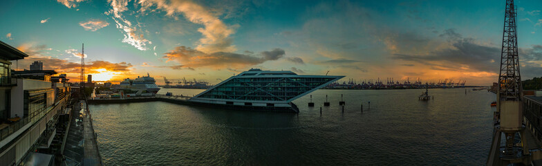 Fototapeta na wymiar Hamburg Harbour Sunrise 