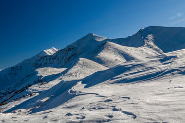 zima górski krajobraz Tatry Zachodnie błękit i biel śniegu