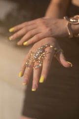 Eelgante Reiche Frau in Scharzem Kleid Heels Handtasche Schmuck beim Shoppen Flanieren