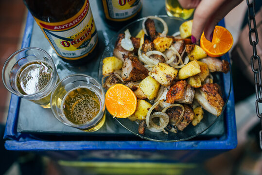 Cerveja e por&ccedil;&atilde;o de barriga de porco no mercado central, belo horizonte, minas gerais