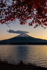 秋の季節に眺める紅葉と富士山と湖