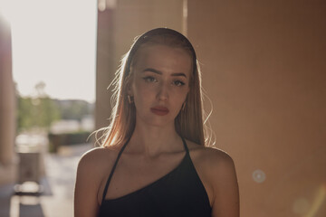 Blonde wunderschöne Frau in Schwarz Kleid Elegante Schuhe