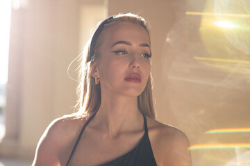 Blonde wunderschöne Frau in Schwarz Kleid Elegante Schuhe