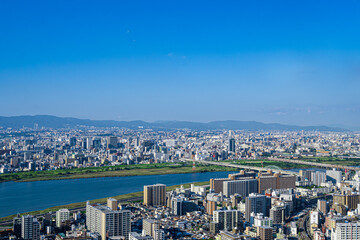 Fototapeta premium 快晴の大阪街並みと淀川【大阪風景】