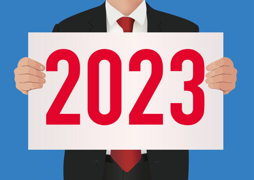 Pour présenter le bilan de son entreprise, un cadre dirigeant en costume cravate, porte une pancarte blanche sur lequel est écrit l’année 2023.
