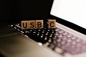 NApis USB C leżący na klawiaturze laptopa - obrazy, fototapety, plakaty