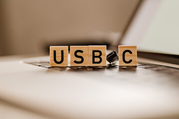 NApis USB C leżący na klawiaturze laptopa - obrazy, fototapety, plakaty