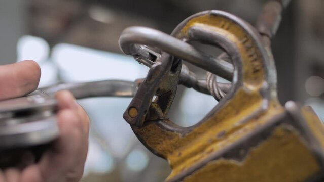  Rigger uses a safety rope with a carabiner