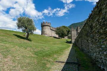 Fototapeta na wymiar mura e fortificazioni presso Bellinzona
