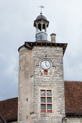 Tour de la ville de martel (Lot) avec son horloge et un petit clocher