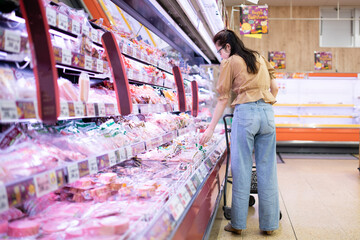 Fototapeta na wymiar スーパーマーケットで買い物をする女性