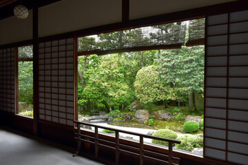 室内から見た枯山水庭園