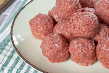 boulettes de boeuf cru dans une assiette	