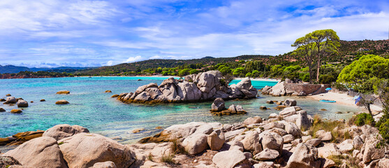Die besten Strände der Insel Korsika - wunderschönes malerisches Tamaricciu mit Felsformationen und kristallklarem türkisfarbenem Wasser. tropische Meereslandschaft