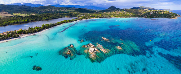 Beste stranden van het eiland Corsica - panoramisch uitzicht vanuit de lucht op het prachtige lange strand van Santa Giulia met het meer van de ene kant en de turquoise zee van de andere