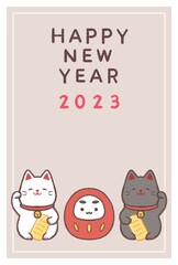 招きシロ猫と招きクロ猫とダルマ2023年賀状縦