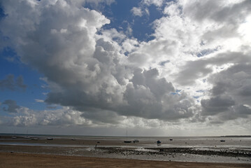 plage a mrée basse avec ciel nuageaux annonçant la pluie
