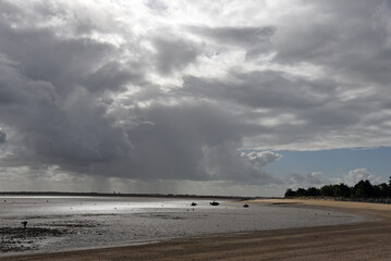 plage a mrée basse avec ciel nuageaux annonçant la pluie