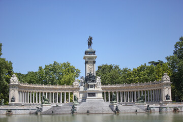 Fototapeta na wymiar Retiro Park Big Lake monument in Madrid, Spain