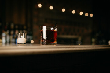 Votive candle and mixed drink sitting on the counter at a bar

 - obrazy, fototapety, plakaty