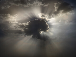Cielo espectacular con nubes y rayos de sol que sobresalen