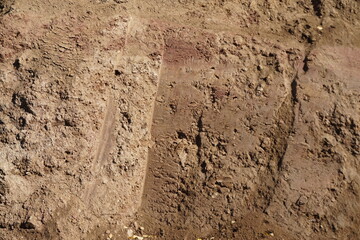 Feuchte und trockene braune Erdbodenfläche mit Muster