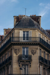 Fototapeta na wymiar Paris et son architecture hausmann - Aout 2022