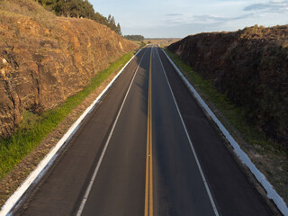 Atardecer sobre carretera en Brasil