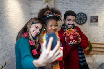 .A group of foreign friends are making video calls and selfies.