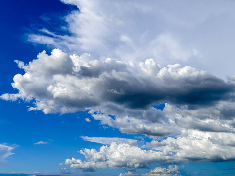 The vast blue sky and white clouds © NARANAT STUDIO