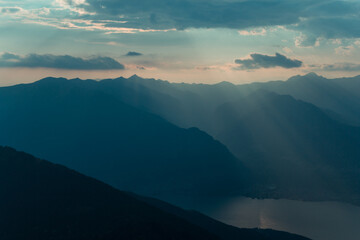 Beeindruckender Sonnenuntergang am Comer See in Italien